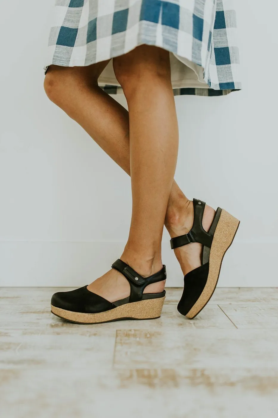 Flat-bottomed Buckle Solid Color Sandals