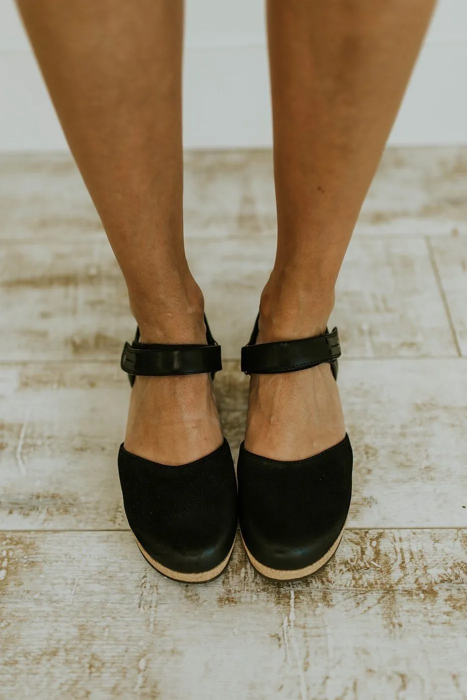 Flat-bottomed Buckle Solid Color Sandals
