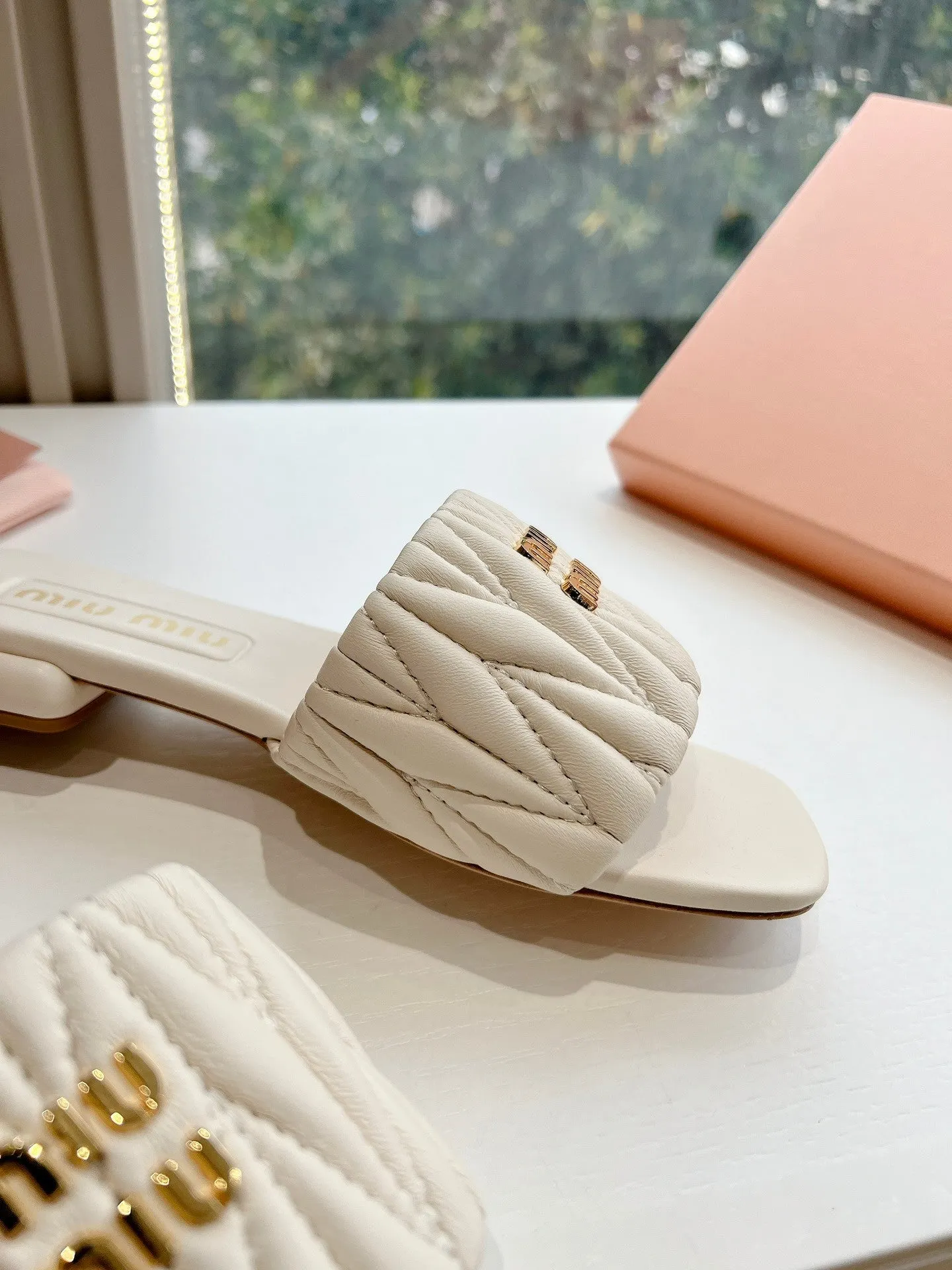 Women's flat sandals