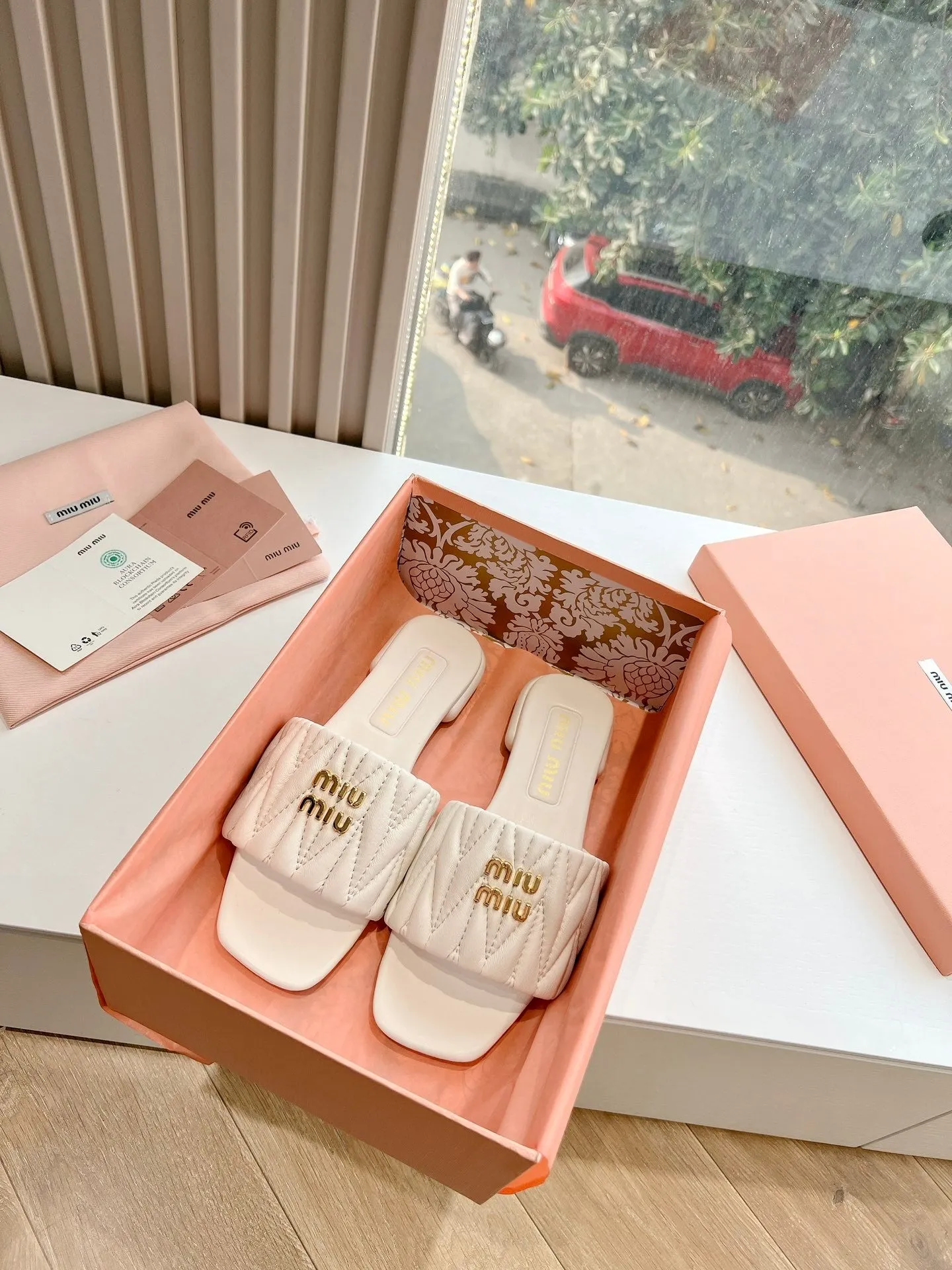 Women's flat sandals